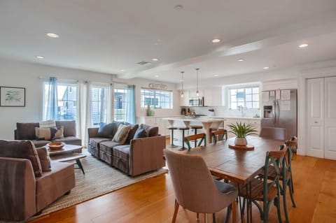 Apartment, Multiple Beds, Patio, Partial Ocean View | Interior