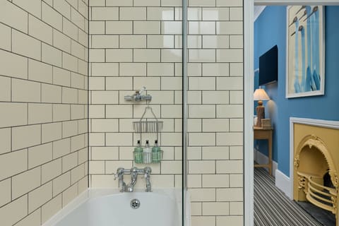 Deluxe | Bathroom | Shower, free toiletries, hair dryer, towels