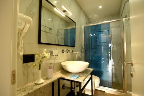 Deluxe Double or Twin Room, Sea View | Bathroom | Hair dryer