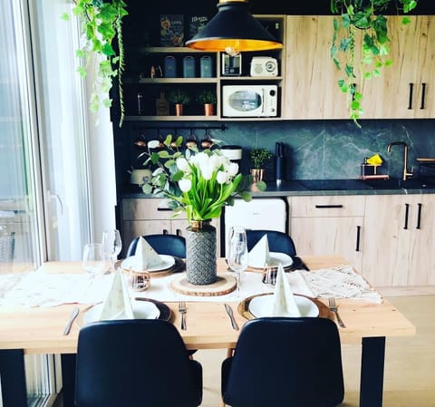 Comfort Chalet | Private kitchen | Fridge, microwave, stovetop, electric kettle