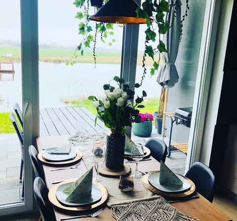 Comfort Chalet | Living area | Flat-screen TV