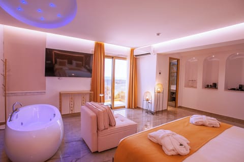 Royal Suite, Sea View | Desk, soundproofing, free WiFi