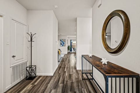 House | 3 bedrooms, desk