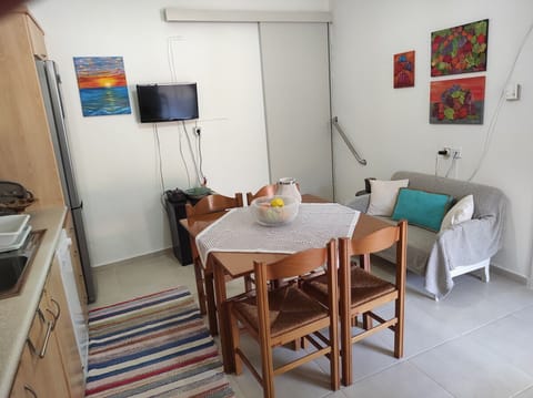 House | 2 bedrooms, desk