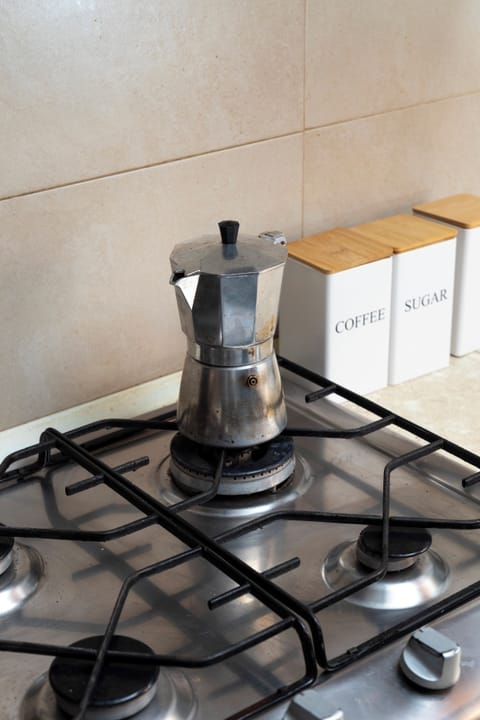 Full-size fridge, microwave, oven, stovetop