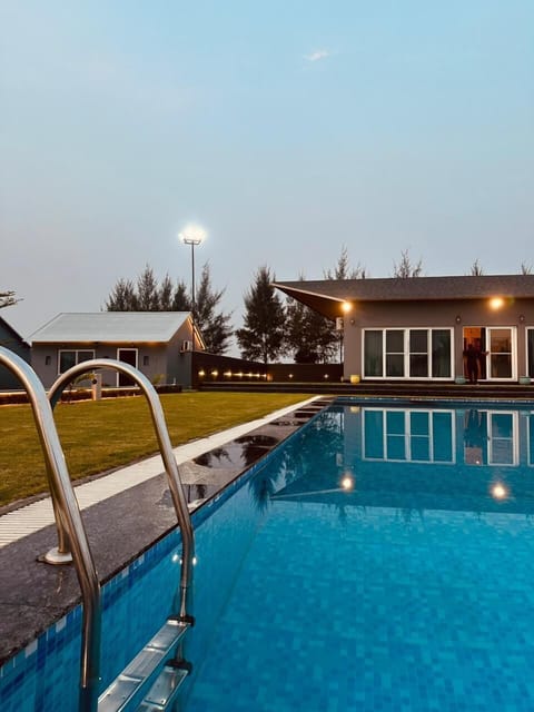 4 outdoor pools