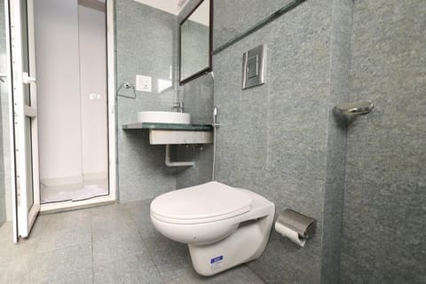 Shower, free toiletries, towels, soap