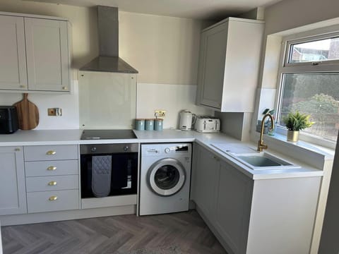 House | Private kitchen | Fridge, microwave, oven, stovetop