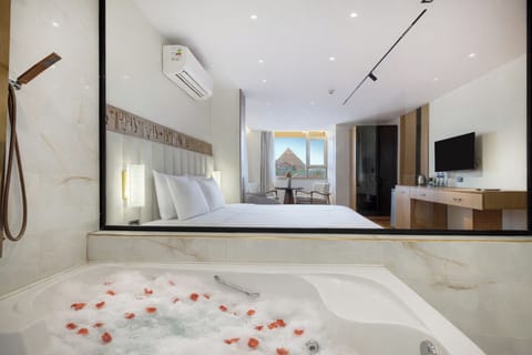 Deluxe suite with pyramids view/jacuzzi | Egyptian cotton sheets, premium bedding, pillowtop beds, minibar