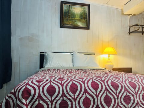 Room, 1 Double Bed | Desk, iron/ironing board, free WiFi, bed sheets