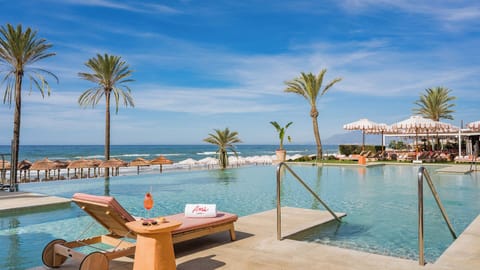 Beach nearby, free beach shuttle, sun loungers, beach umbrellas