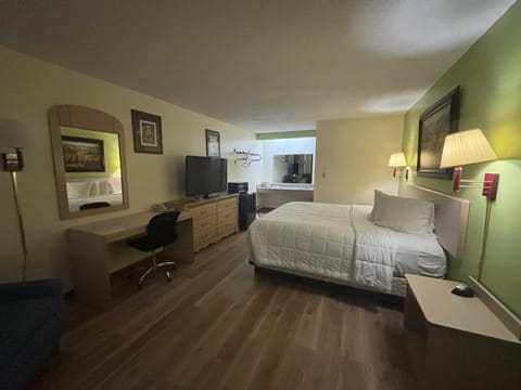 Desk, laptop workspace, iron/ironing board, free WiFi