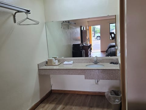 Combined shower/tub, towels