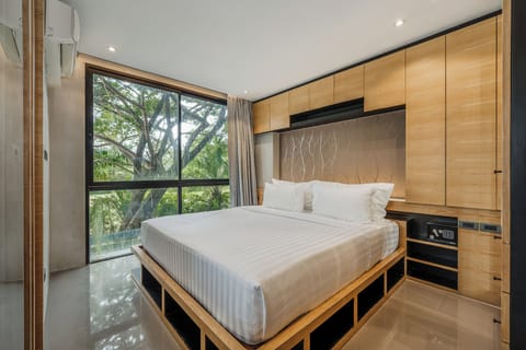 Deluxe Condo, Balcony | 1 bedroom, iron/ironing board, free WiFi