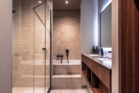 Royal Double Room, Sea View | Bathroom | Hair dryer, towels, soap, shampoo