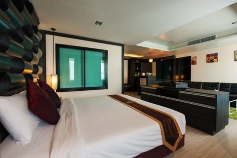 Superior Suite | Free minibar items, in-room safe, individually decorated, desk
