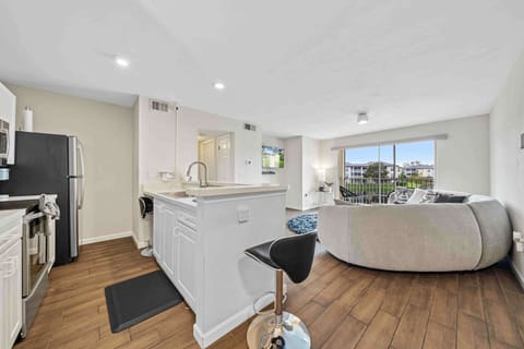 Condo, 1 Queen Bed, Balcony (The Urban Oasis) | Interior