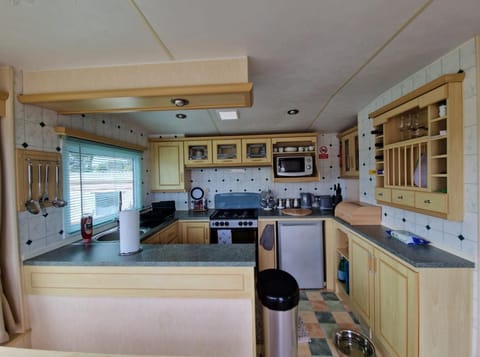 Chalet | Private kitchen | Fridge, microwave, oven, stovetop