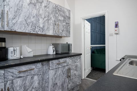 House | Private kitchen | Fridge, microwave, oven, stovetop