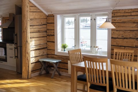 Superior Cabin, 4 Bedrooms, Harbor View, Oceanfront | In-room dining