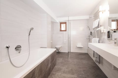 Deluxe Room, Balcony | Bathroom | Hair dryer, towels, soap, shampoo