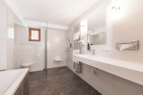 Deluxe Room, Balcony | Bathroom | Hair dryer, towels, soap, shampoo