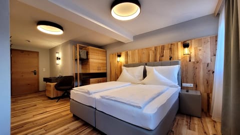 Basic Room | Hypo-allergenic bedding, in-room safe, desk, laptop workspace