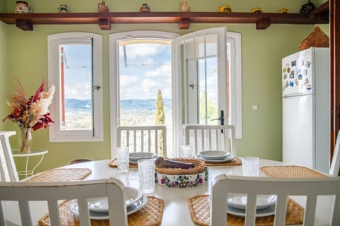 House | 2 bedrooms, desk