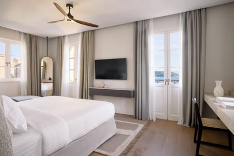 Deluxe Studio Suite, Sea View | Premium bedding, minibar, in-room safe, desk