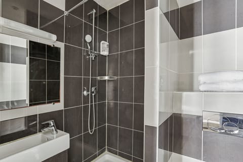 Classic Quadruple Room | Bathroom | Shower, hair dryer, towels, soap