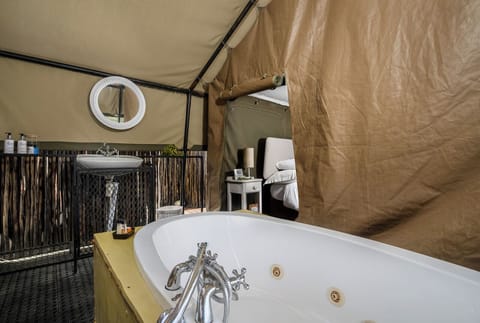 Combined shower/tub, jetted tub, rainfall showerhead, free toiletries