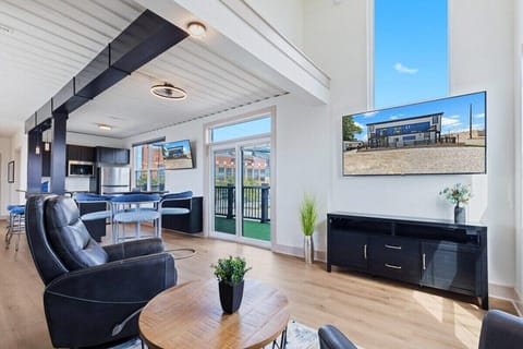 Apartment, Private Bathroom, City View (711 Top Unit) | Lounge
