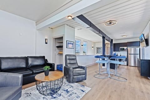 Cabin, Private Bathroom, City View (711 Stadium Container CH) | Lounge