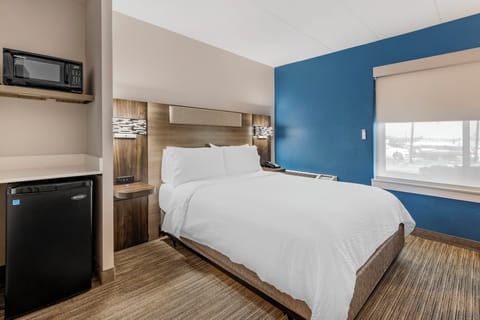 Premium bedding, desk, soundproofing, iron/ironing board