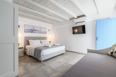 Suite, Courtyard View | Premium bedding, pillowtop beds, in-room safe, soundproofing