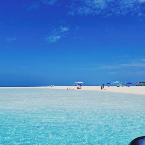 Private beach nearby, white sand, free beach shuttle