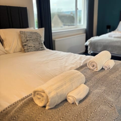 Family Room, Multiple Beds, Private Bathroom | Premium bedding, Select Comfort beds, desk, laptop workspace