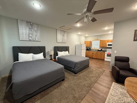 Deluxe Studio | Free WiFi, bed sheets