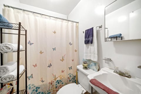 Studio, 1 Large Twin Bed, Non Smoking | Bathroom | Toilet paper