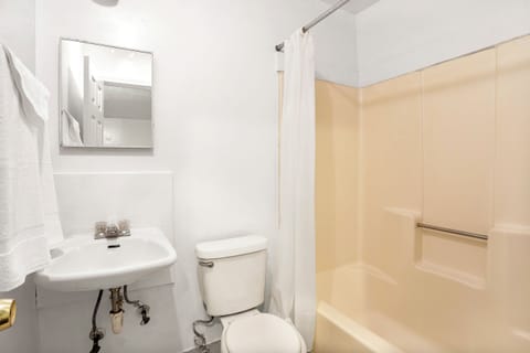Single Room, Non Smoking | Bathroom | Combined shower/tub, towels, toilet paper