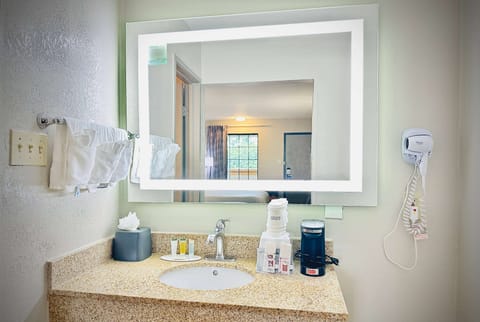 Combined shower/tub, hair dryer, towels