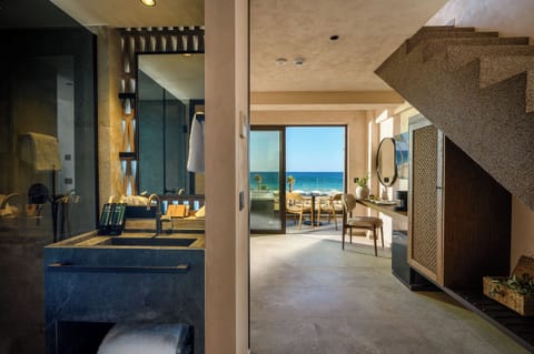 Premium Suite | In-room safe, desk, laptop workspace, blackout drapes