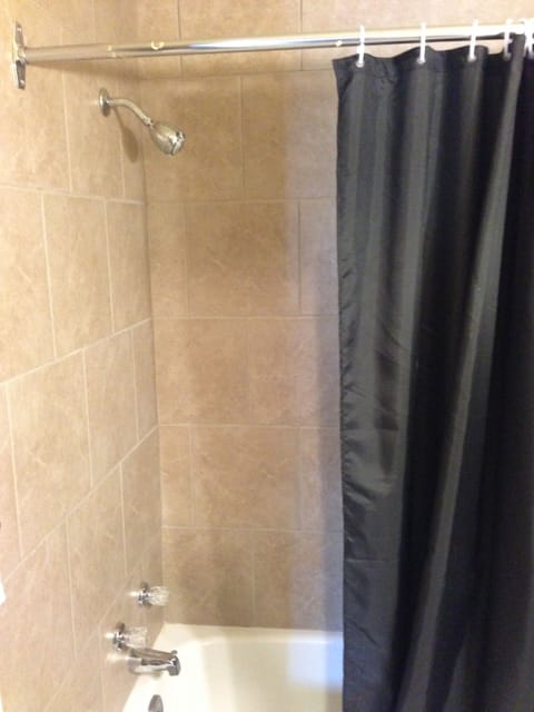 Combined shower/tub, deep soaking tub, free toiletries, towels