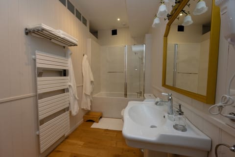Superior Room, City View | Bathroom | Hair dryer, bathrobes, towels, soap
