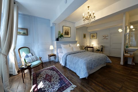 Deluxe Double Room, 1 Queen Bed, Courtyard View | Blackout drapes, iron/ironing board, free WiFi