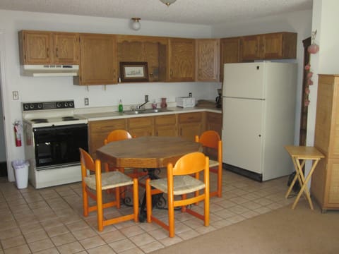 Suite, Multiple Beds, Non Smoking | Private kitchen | Oven, toaster oven, paper towels