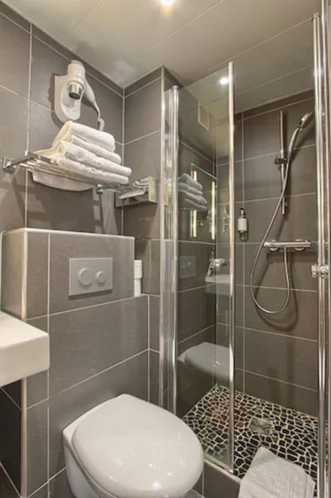 Standard Room | Bathroom | Rainfall showerhead, hair dryer, towels