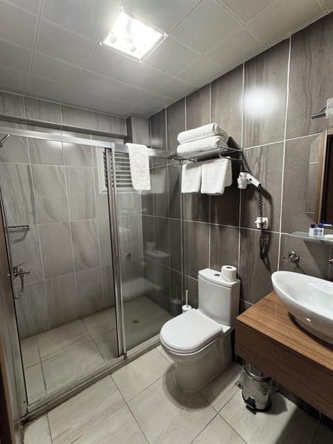 Classic Double Room, Balcony, City View | Bathroom