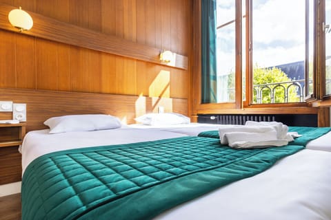 Desk, soundproofing, free WiFi, bed sheets