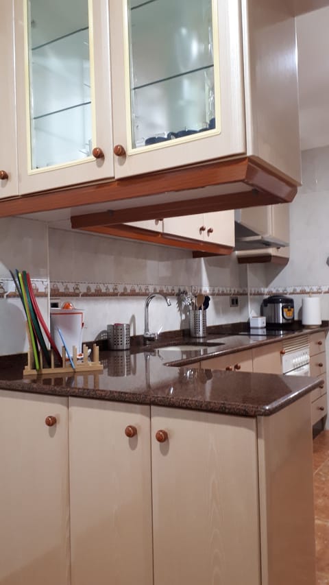 Standard House, City View | Private kitchen | Fridge, microwave, oven, stovetop